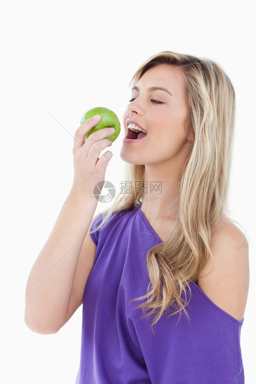金发女人吃绿苹果图片