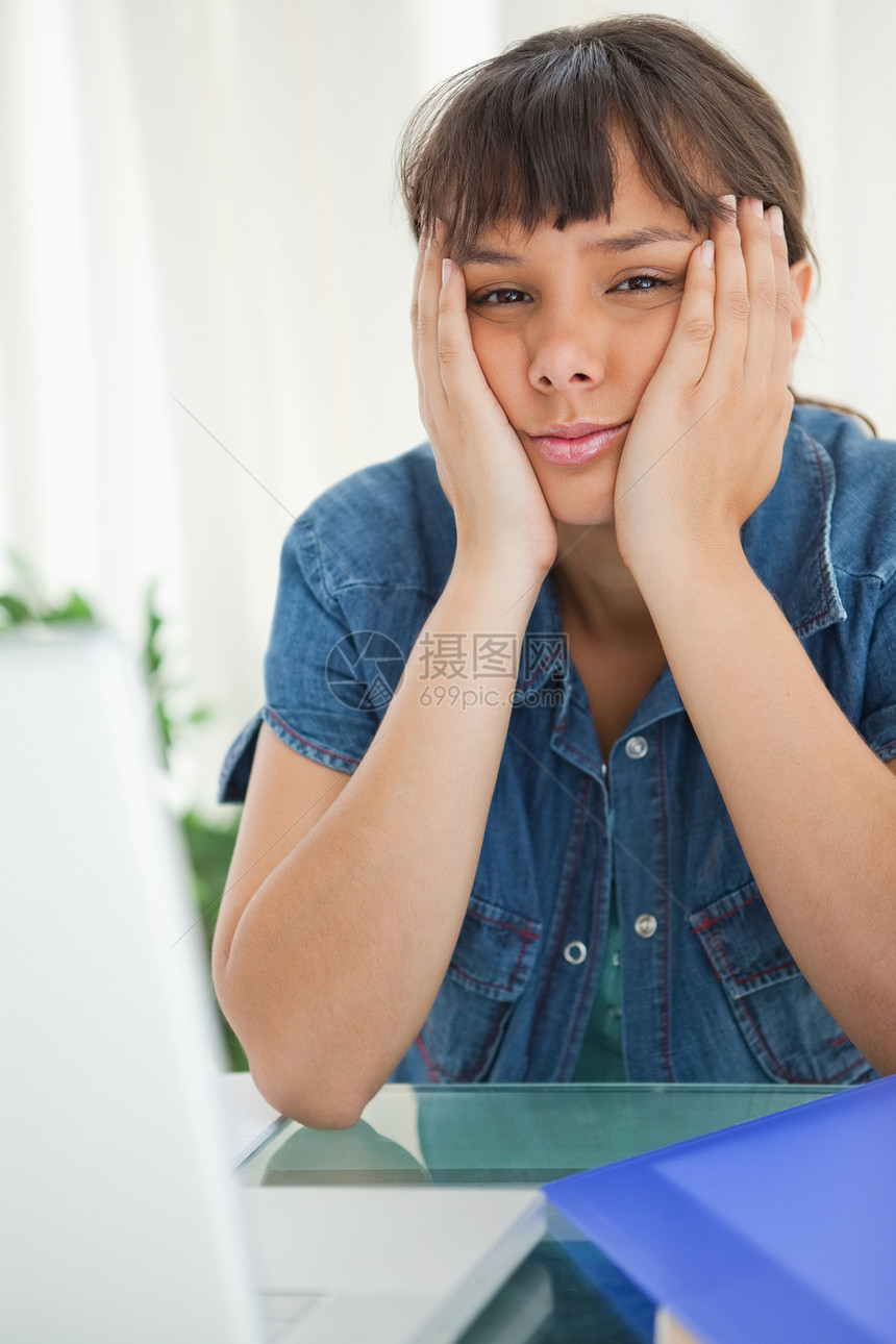 女学生无聊的肖像图片