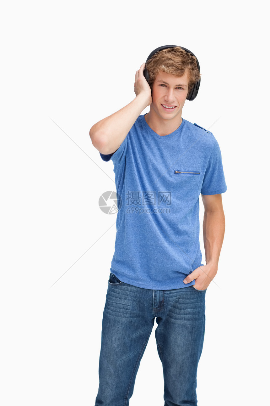 戴耳机的金金发年轻男子图片
