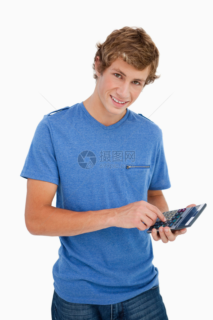 一名使用计算器的年轻人的肖像图片