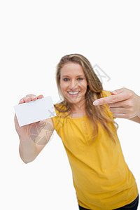 一个金发女人拿着一张白卡的 特辑背景图片