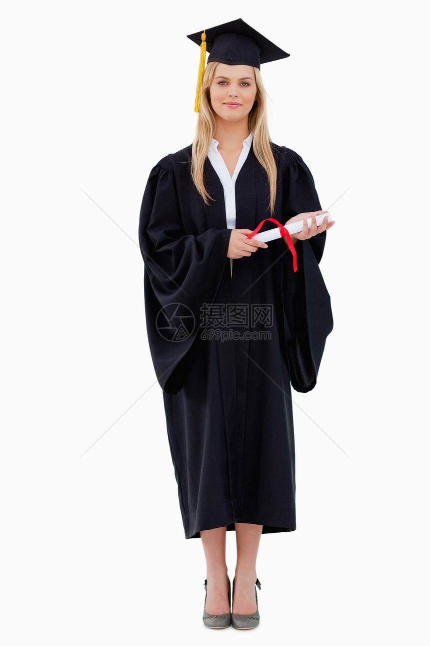 穿着毕业长袍的金发学生持有文凭图片