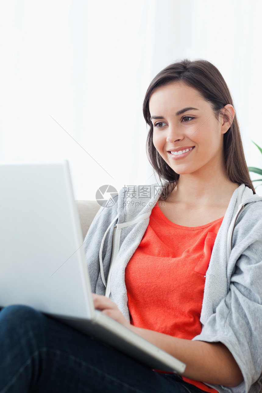 近距离拍摄一个女人使用笔记本电脑图片