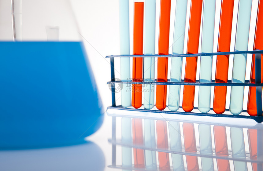 化学设备 实验室玻璃器件解决方案科学学习蓝色液体紫色管子药店生物学技术图片