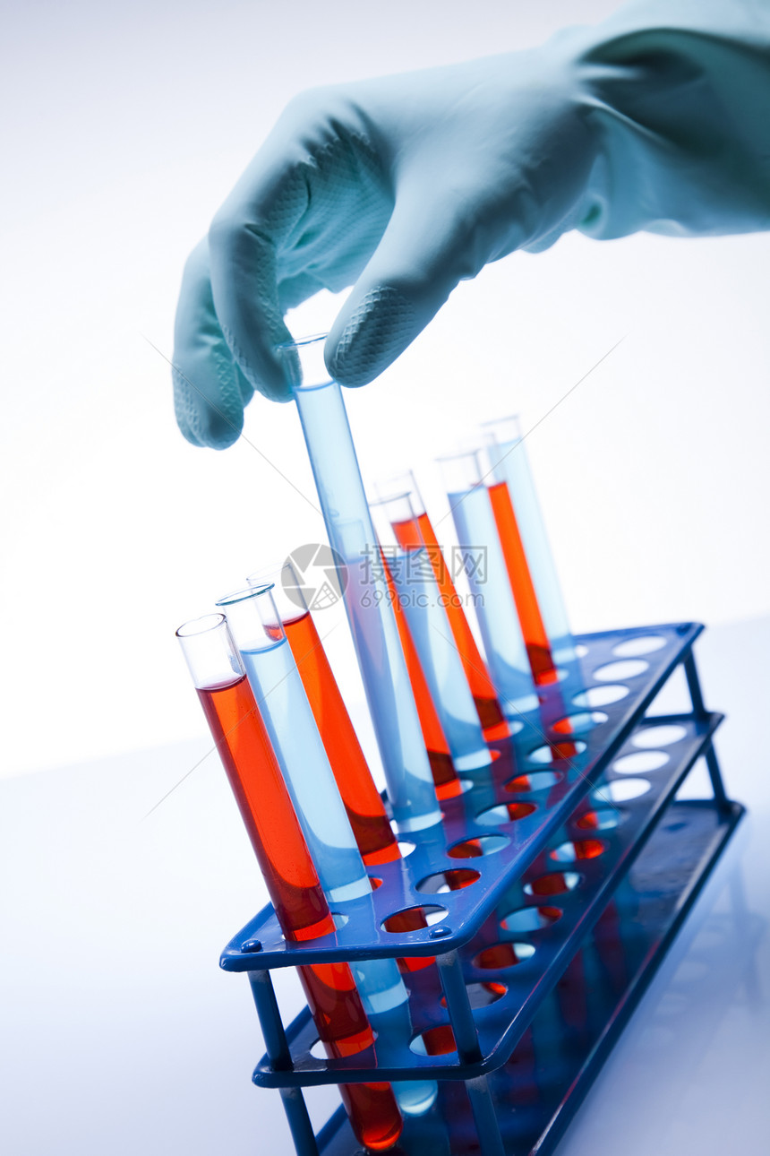 含有彩色液体的实验室玻璃器件青色生物学工作危害蓝色紫色探索技术插图药品图片