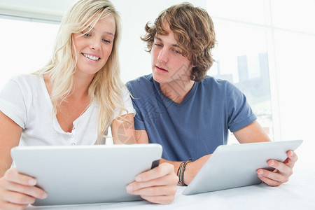 一个男人在看女友的平板电脑背景图片