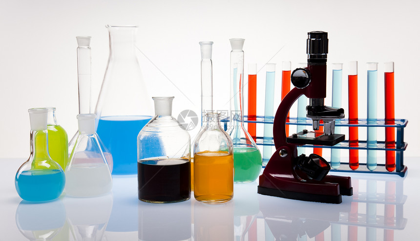 装有不同颜色液体的实验室玻璃瓶管子技术彩虹科学吸管化学玻璃生物学紫色青色图片