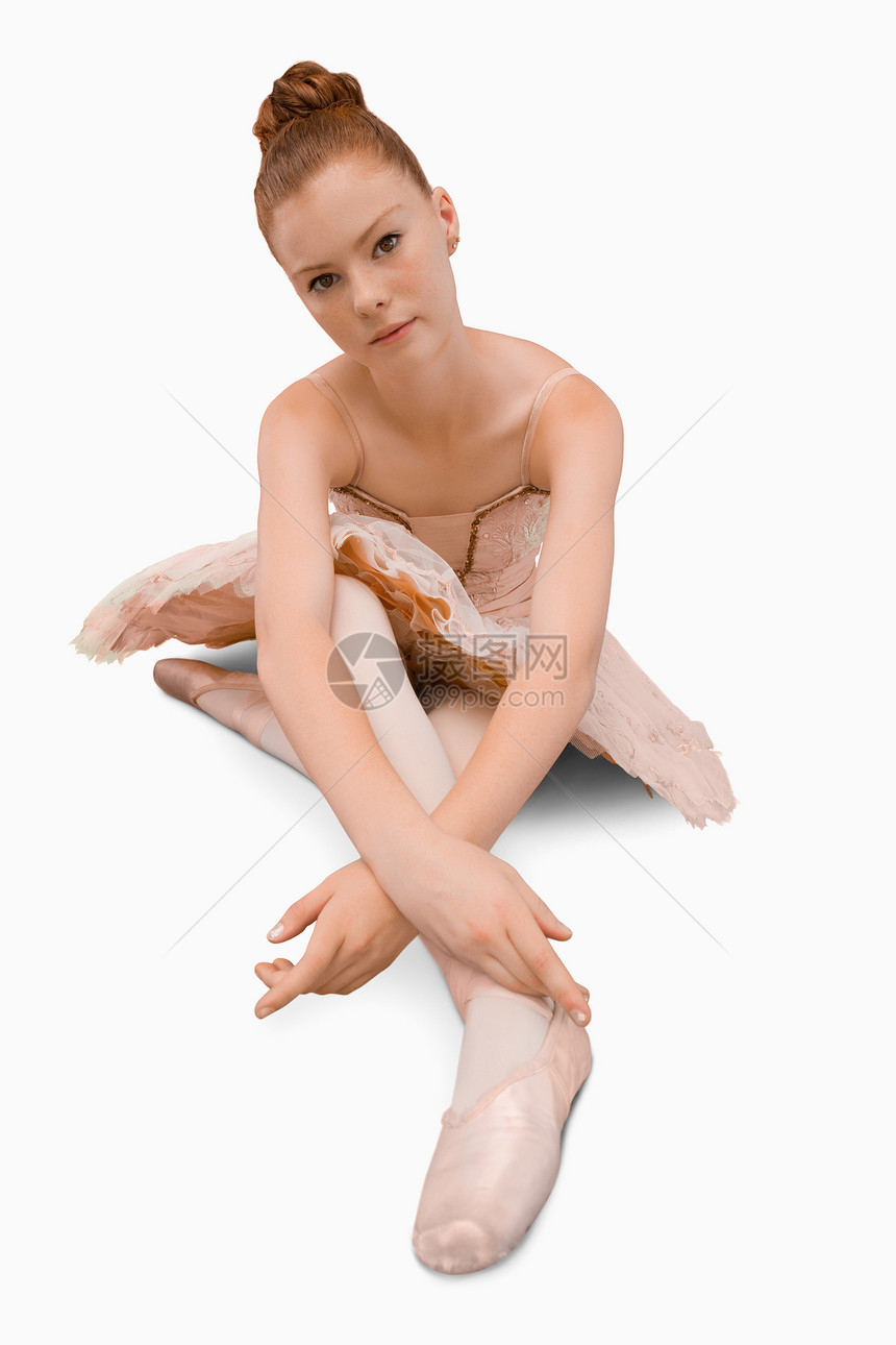 坐在地上的芭蕾舞演员图片