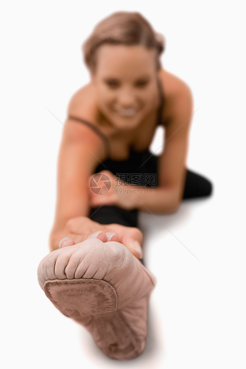 女人的脚伸在地上图片
