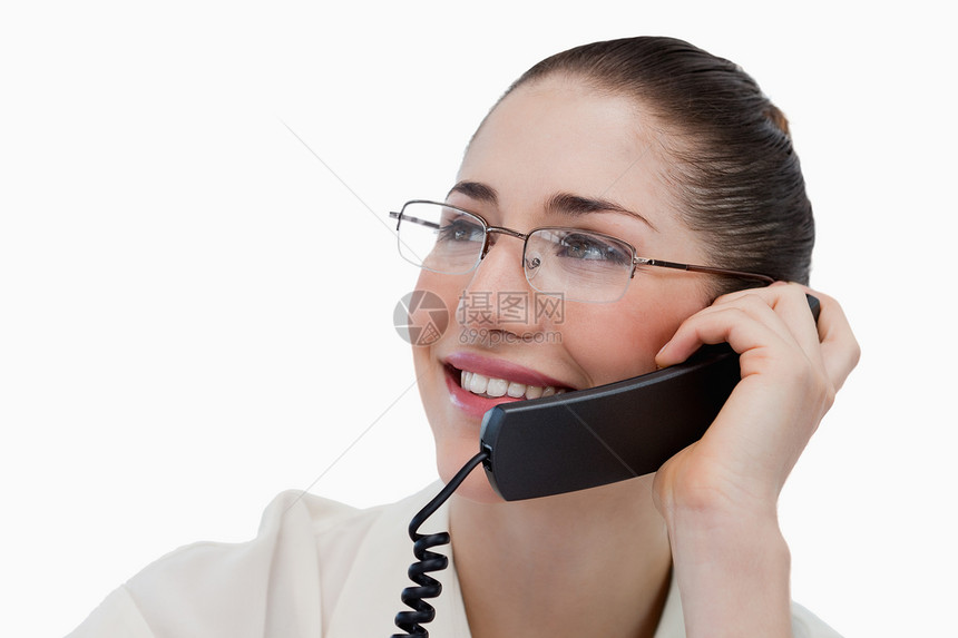 靠近一个笑着的秘书打个电话图片
