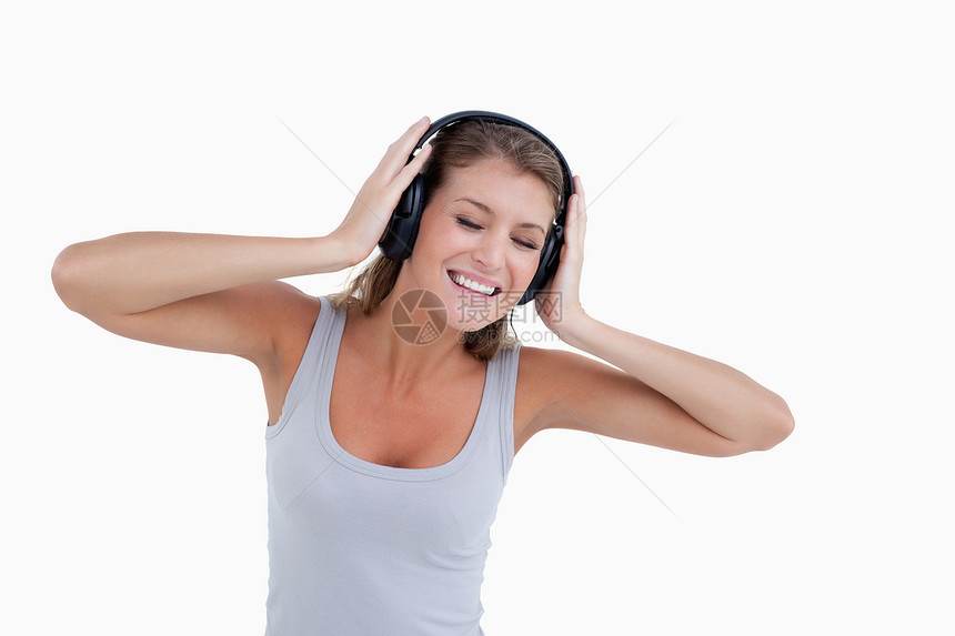 开心的女子在听音乐的同时跳舞图片