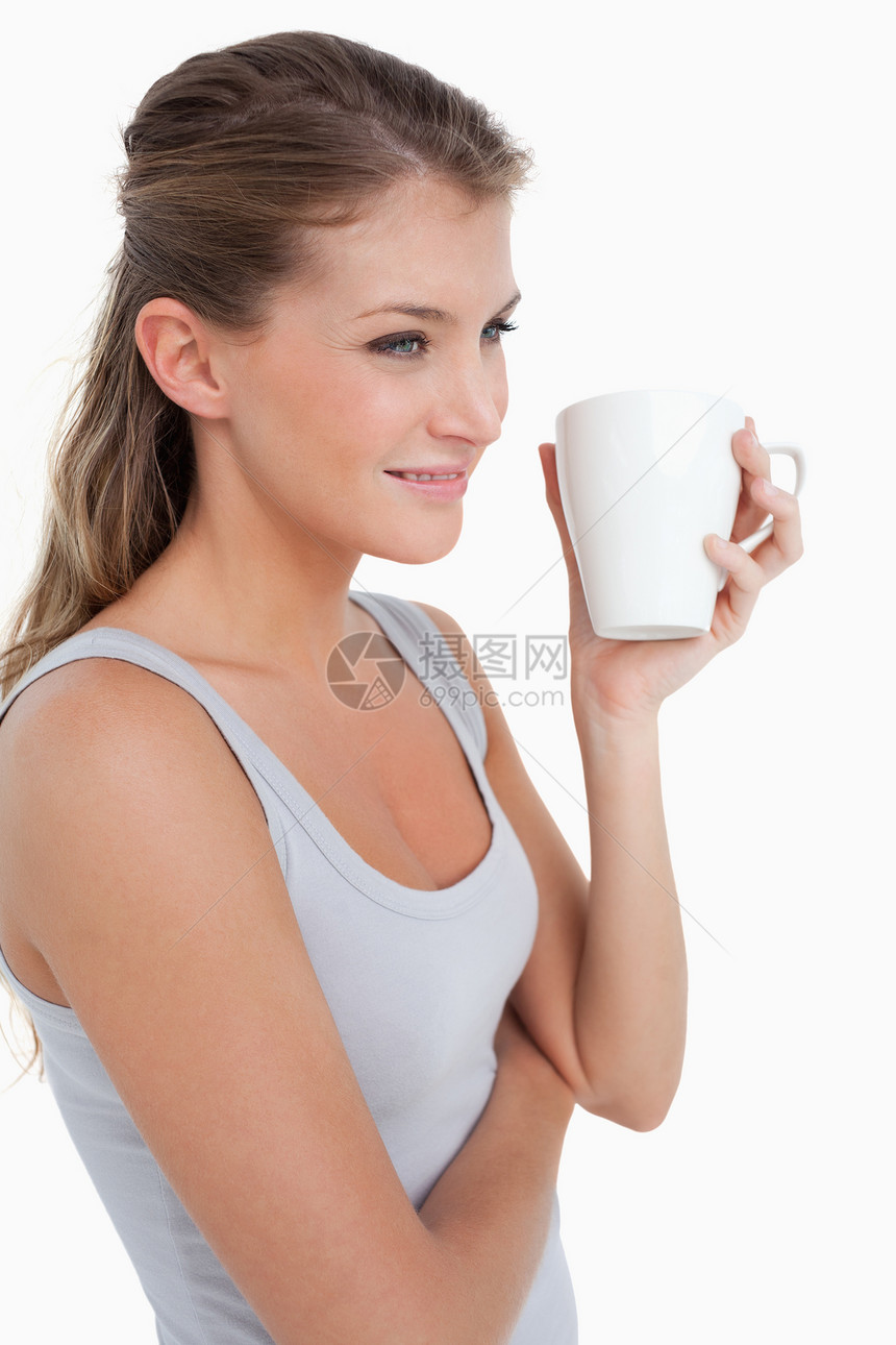 一个女人拿着一杯茶的肖像快乐早餐活力杯子饮料微笑白色咖啡女士乐趣图片