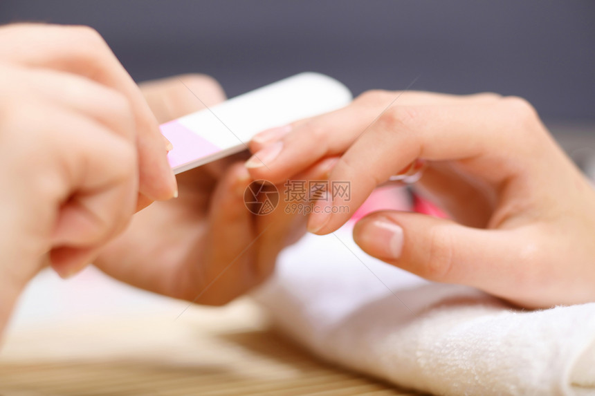 女人正在修指甲美容师身体皮肤魅力毛巾化妆品手指拇指奢华抛光图片