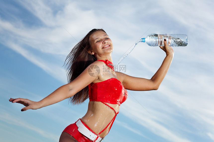 年轻女运动女青年 喝一瓶水女士黑发运动员工作室赛跑者蓝色锻炼矿物女性女孩图片