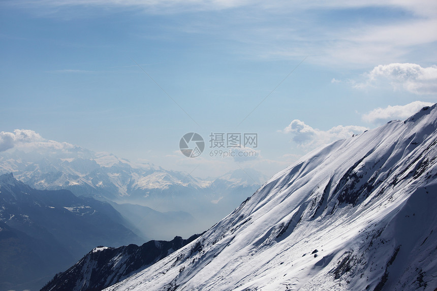 山上有高山风景天空季节顶峰冻结暴风雪爬坡旅游远足滑雪图片