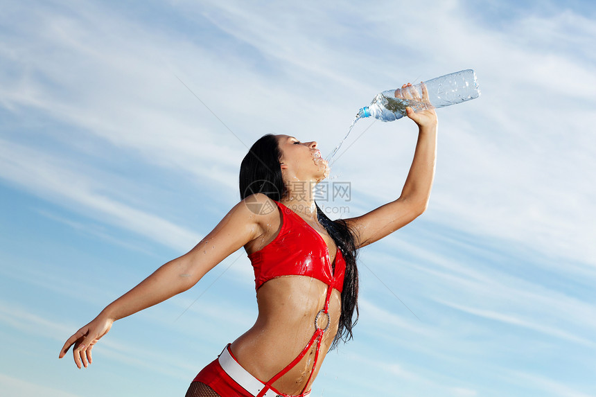 年轻女运动女青年 喝一瓶水女孩锻炼头发女士健身房毛巾身体瓶子赛跑者成人图片
