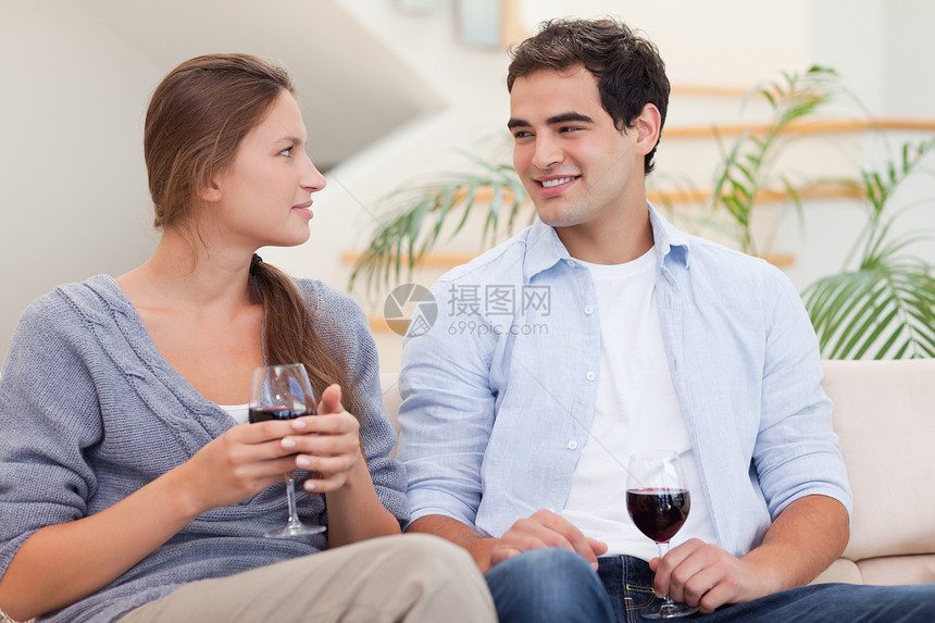 来一杯红酒的情侣图片