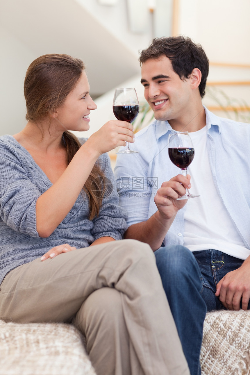 一对夫妇喝红酒的肖像图片