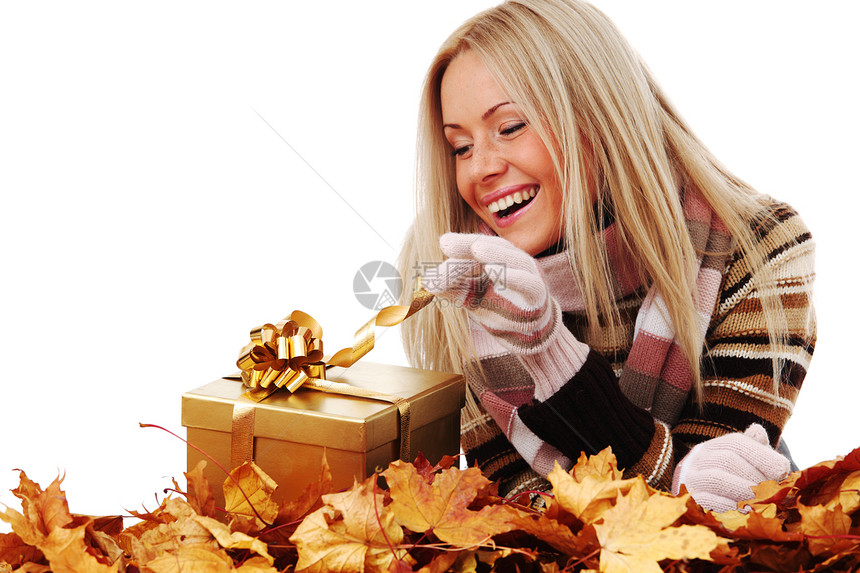 女人收秋天礼物惊喜金子乐趣女性盒子生日橙子头发公园装饰品图片