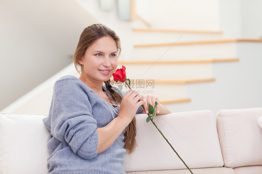 年轻女人闻着玫瑰的气味图片