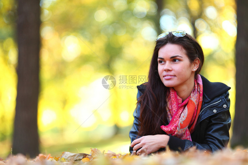 秋叶中的妇女脚尖金发女郎公园微笑女孩女士团体眼睛橙子成人叶子图片