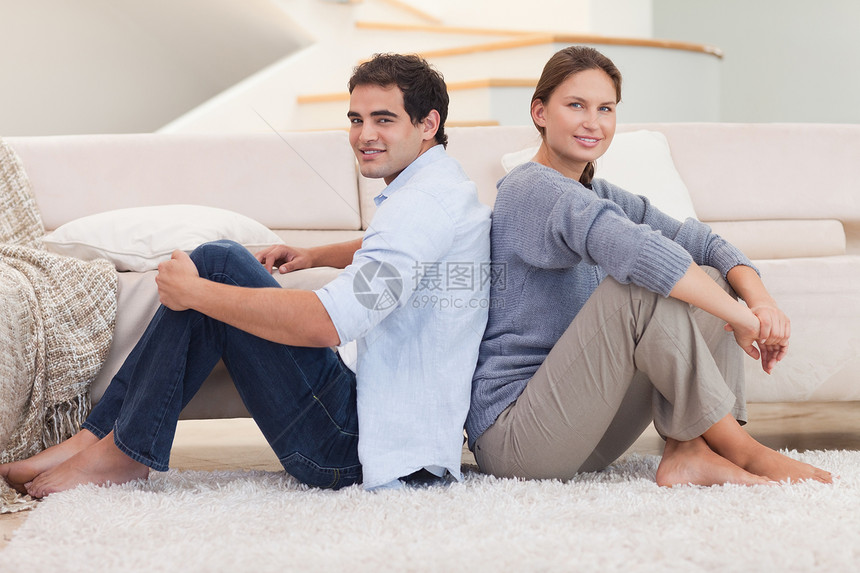 几对小情侣坐背靠背沙发夫妻丈夫幸福微笑友谊已婚地面女性房子图片