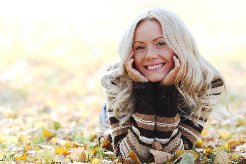 秋季妇女女性头发眼睛季节幸福成人公园乐趣女孩叶子图片