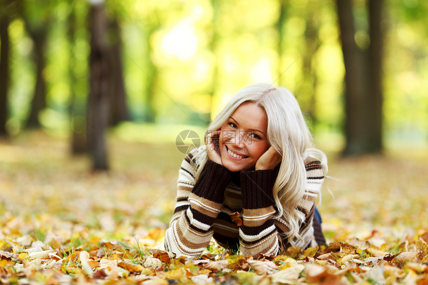秋季妇女女孩头发女性橙子幸福毛衣成人季节眼睛微笑图片