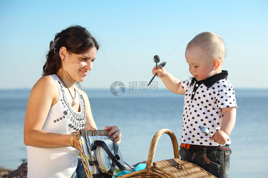 海边野餐童年孩子微笑妈妈女性蓝色男人黑发幸福男性图片