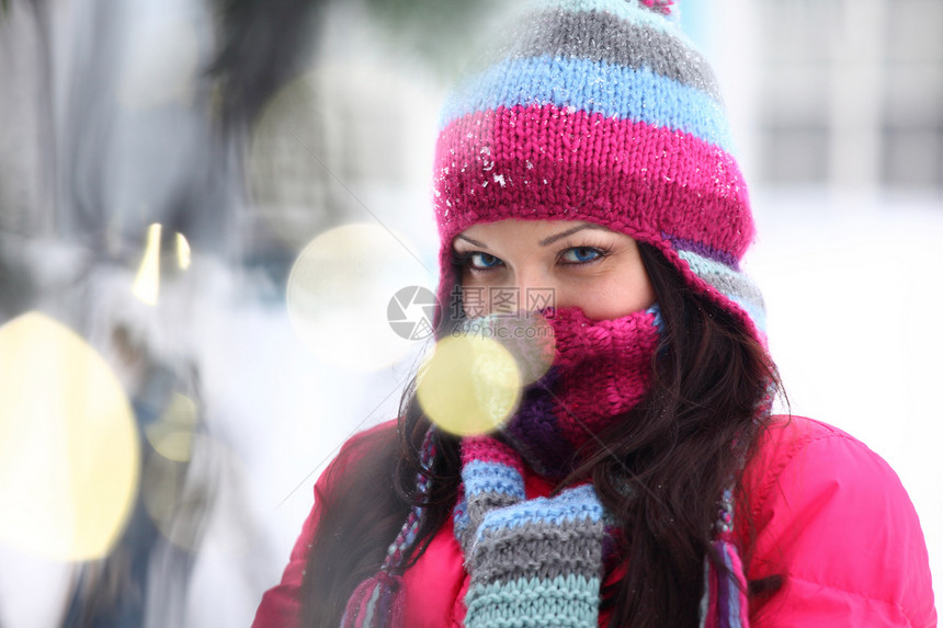 妇女及bokeh人雪花乐趣灯泡背景帽子灯光毛皮女性魅力街道图片