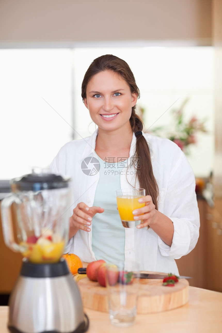 一个女人喝新鲜果汁的肖像图片