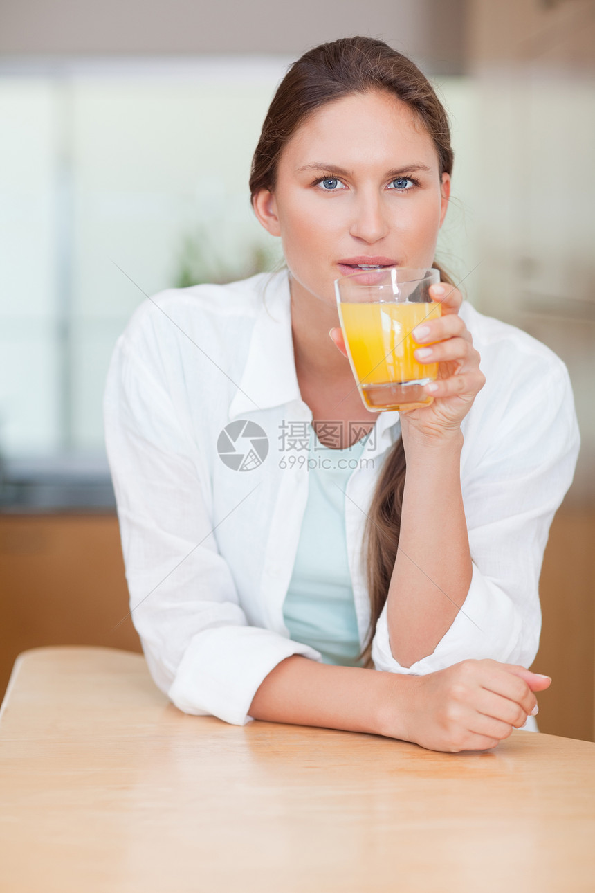 一个女人喝果汁的肖像水果玻璃厨房饮料活力微笑快乐素食者饮食食物图片