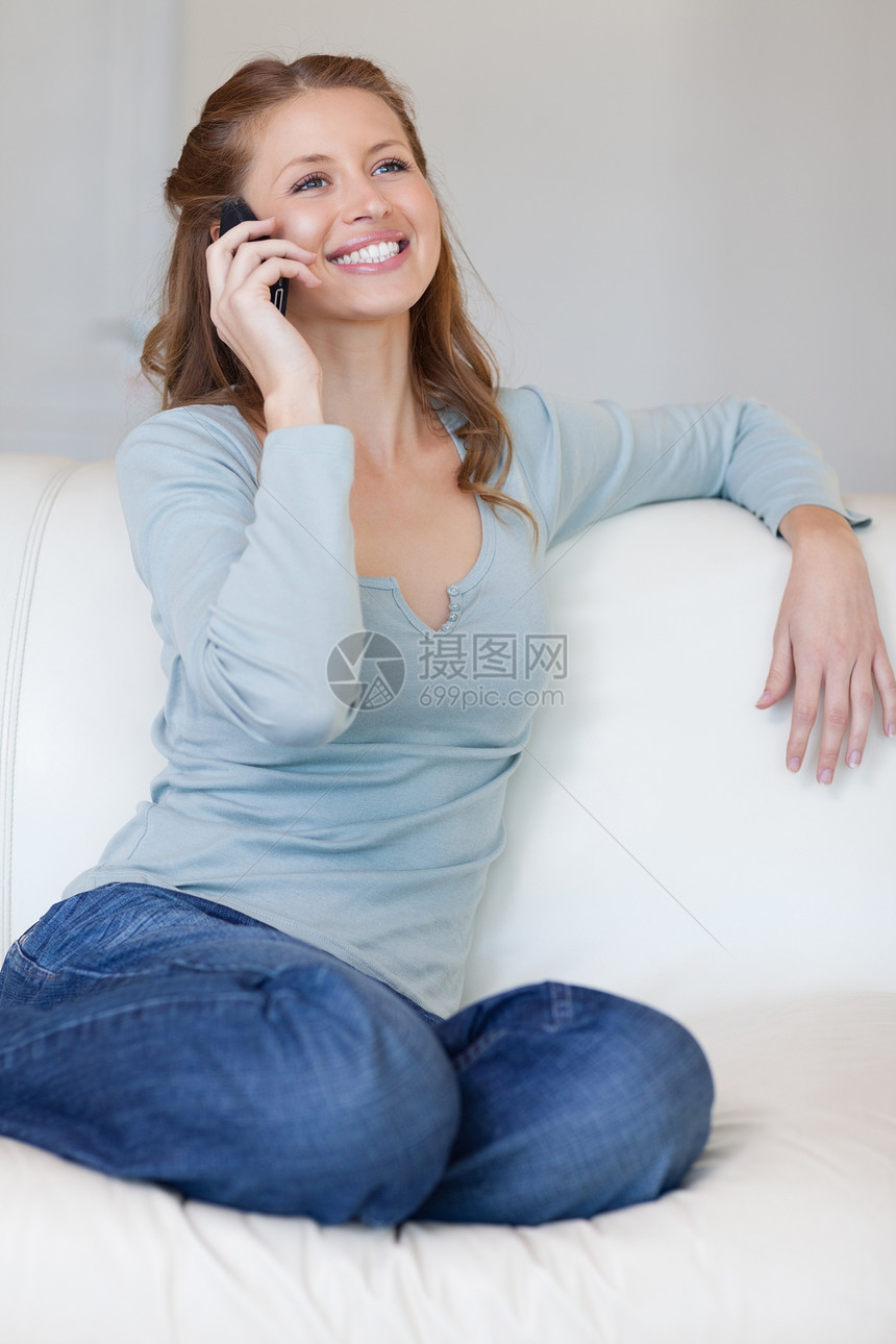 在沙发上微笑的女士 接电话图片