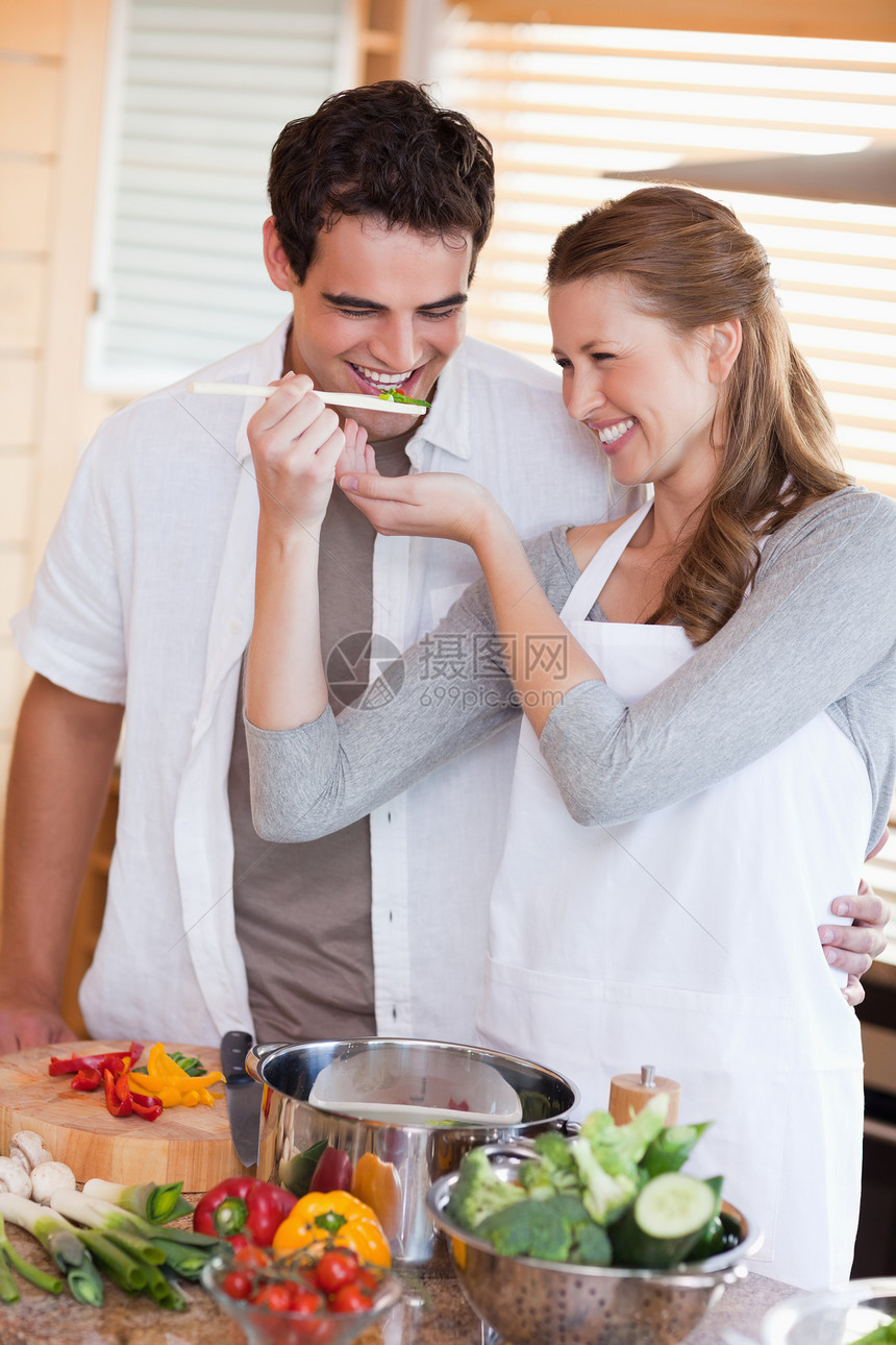 情侣一起做有趣的烹饪蔬菜乐趣享受喜悦夫妻饮食午餐女性幸福厨师图片