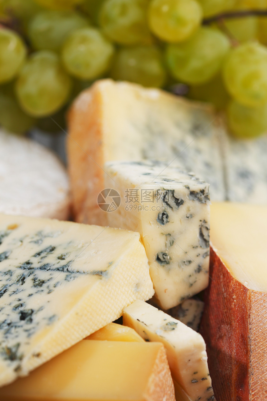 不同种类的奶酪组成成分蓝色美味烹饪木板作品大理石纹自助餐小吃食物羊乳图片