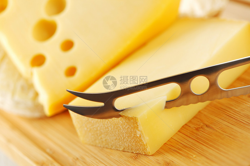 奶酪和奶酪刀香味气味熟食盘子奶制品食物牛奶烹饪立方体午餐图片