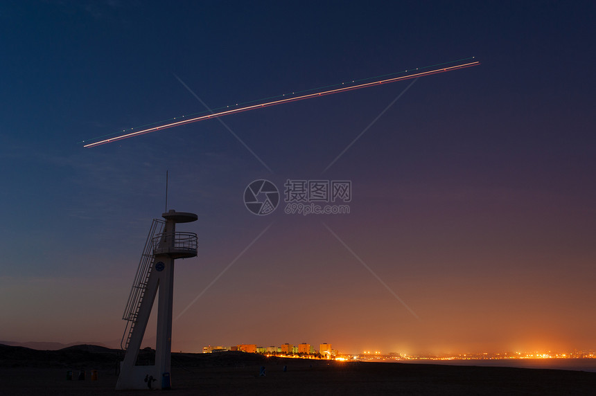 夜间起飞航班水平天际客机喷气喷射黑暗城市图片
