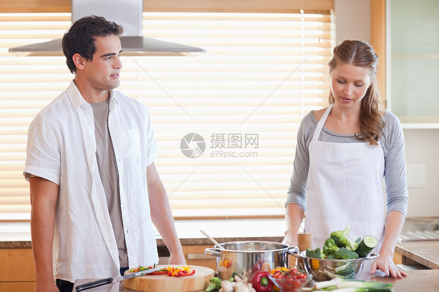 一对在厨房里情况紧张的夫妇图片