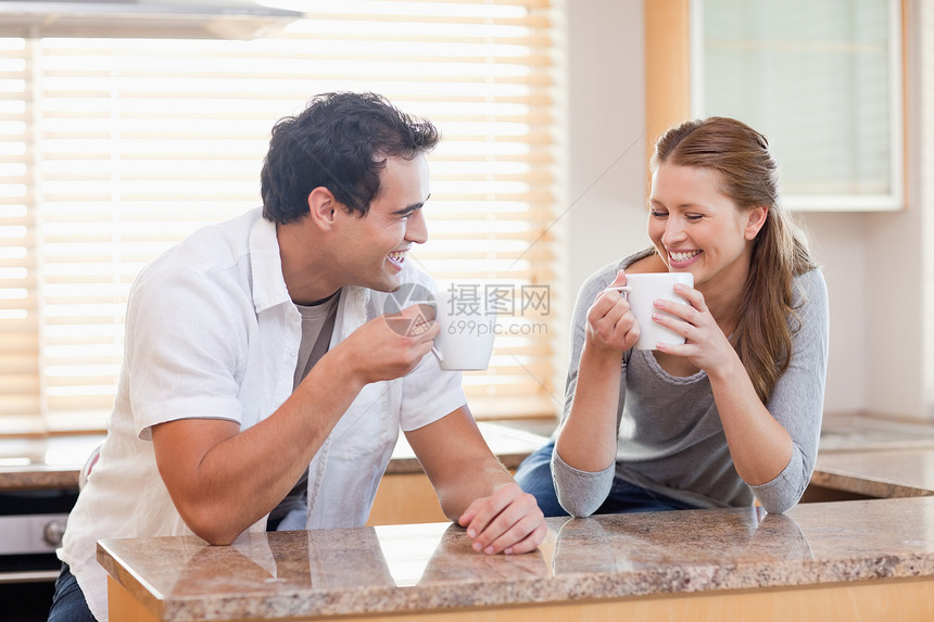 一对在厨房喝咖啡的夫妇图片
