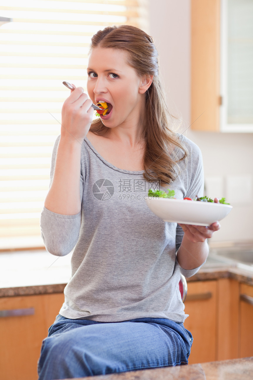 女人在厨房吃沙拉饮食食物快乐营养蔬菜水果外表午餐幸福晚餐图片