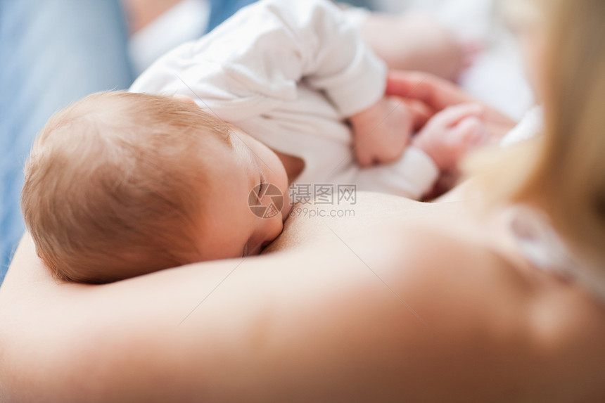 新生儿被吸干图片