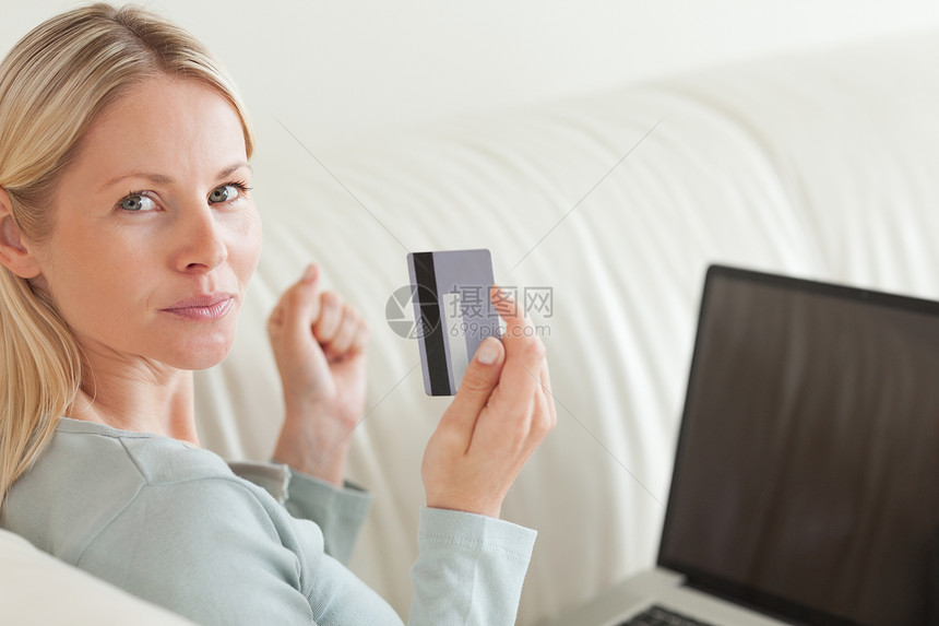 妇女在线购物的背影图片