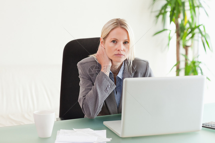 坐在办公桌后面的女商务人士压力挫折工作文书女性工人账单桌子商业职场图片