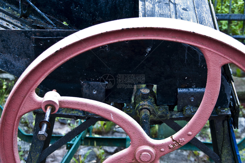 旧机技术农业机械拖拉机车轮齿轮机器废料农场机械农业图片