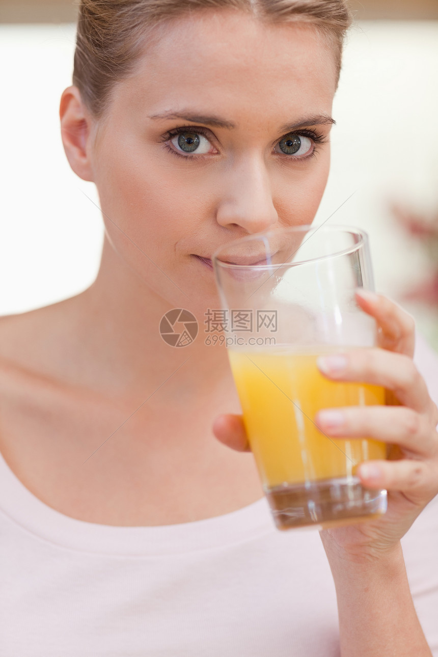 一个女人喝果汁的肖像外表喜悦活力快乐早餐厨房乐趣玻璃微笑饮料图片