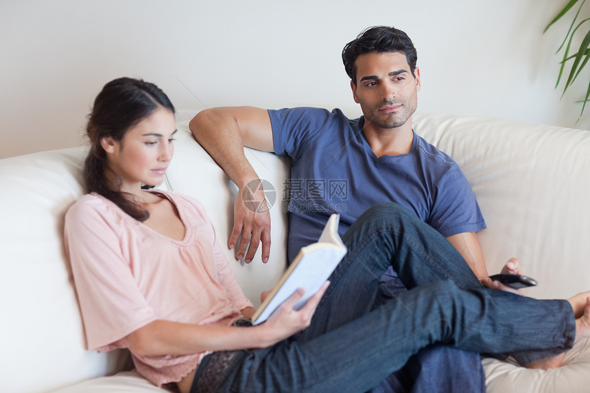 女人在看书 而男朋友却在看电视的时候图片
