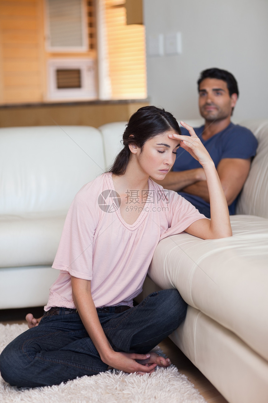 争吵过后一对夫妇的肖像夫妻愤怒情人女性地毯丈夫分歧妻子压力沙发图片