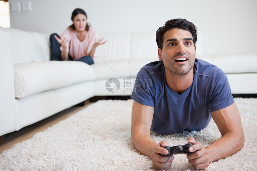 男人玩电子游戏 而他的未婚夫却在生他的气图片