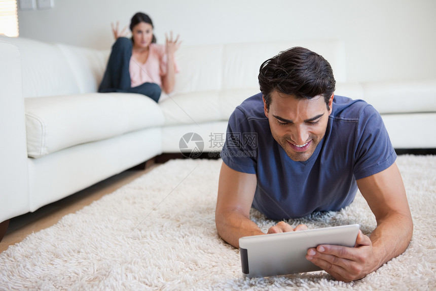 男人在女朋友发疯时用平板电脑的人图片