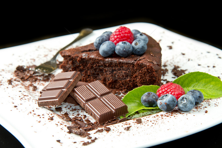 巧克力蛋糕 带鲜莓果食物玫瑰花育肥盘子餐厅糕点派对浆果奶油巧克力图片